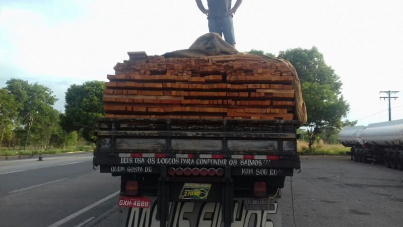 Imagem Ilustrando a Notícia: PRF apreende caminhões com carga de madeira irregular em Porangatu