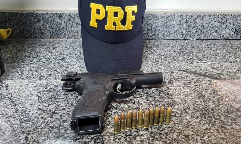 Imagem Ilustrando a Notícia: PRF prende homem e apreende arma turca na BR-153, em Hidrolândia