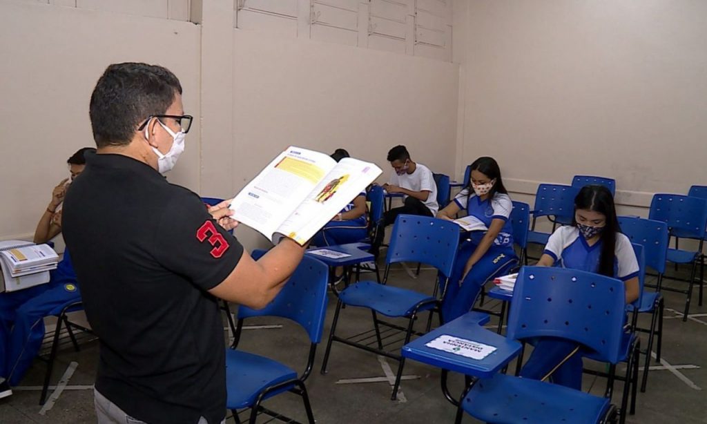Imagem Ilustrando a Notícia: Professores terão reajustes em 4,52% e 7,2% nos salários em Goiás