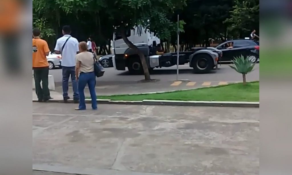 Imagem Ilustrando a Notícia: Contra quarentena, buzinaço é registrado em Goiânia, na tarde desta sexta (27)
