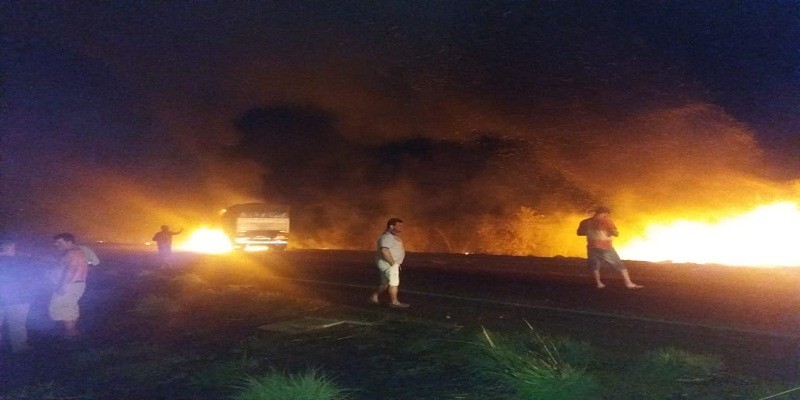Imagem Ilustrando a Notícia: Carretas de cargas colidem e causam grande incêndio na BR-060