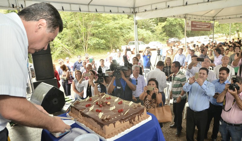 Imagem Ilustrando a Notícia: Governador comemora aniversário de 53 anos com Culto Ecumênico e bolo