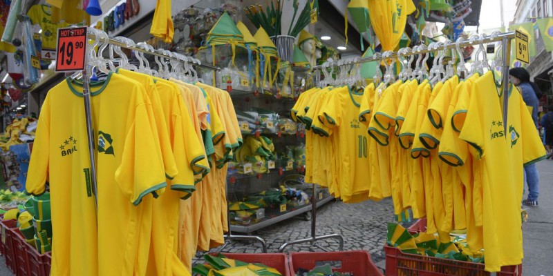 Imagem Ilustrando a Notícia: Torcedores injetam R$ 20 bilhões em produtos relacionados à Copa