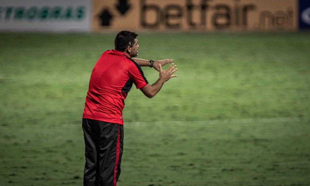 Imagem Ilustrando a Notícia: Eduardo Souza admite erros do Atlético e afirma que “Palmeiras não criou tanto para esse placar”