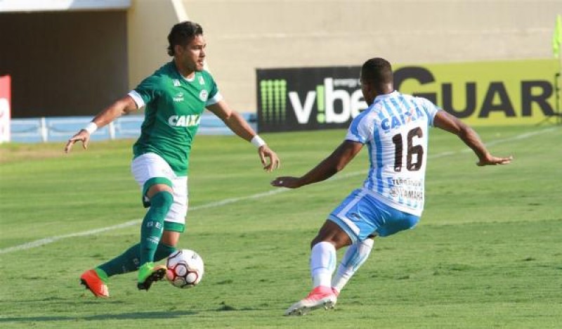 Imagem Ilustrando a Notícia: Goiás bate Paysandu com dois gols no Serra Dourada