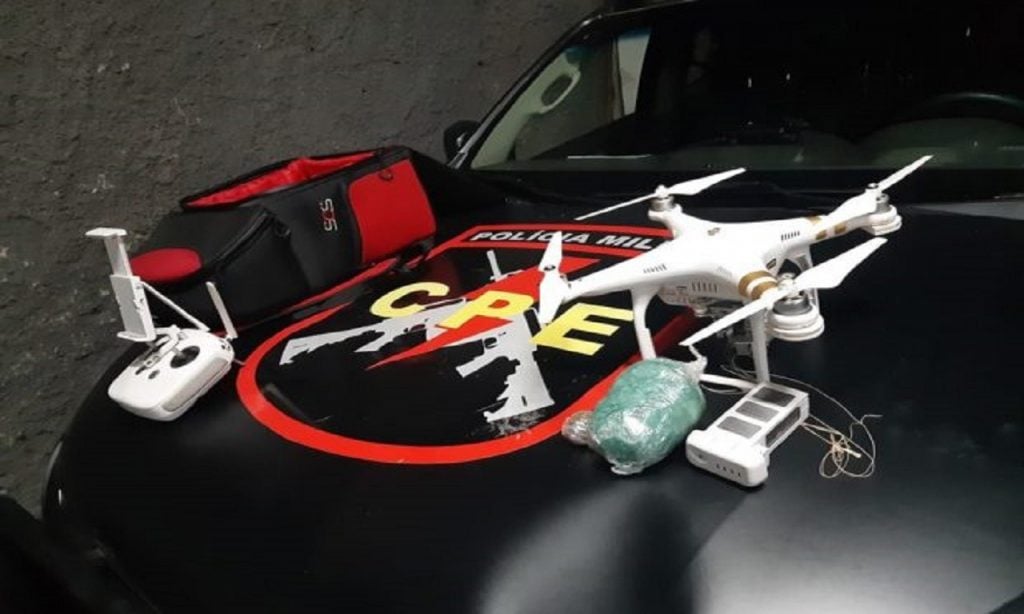 Imagem Ilustrando a Notícia: Drones de entrega de drogas são apreendidos ao sobrevoar presídio