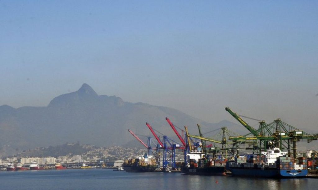 Imagem Ilustrando a Notícia: Exportações brasileiras crescem 10% em maio com vendas para os EUA