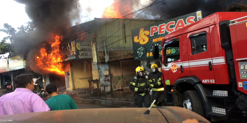 Imagem Ilustrando a Notícia: Corpo de Bombeiros combate incêndio em lojas na Vila Canaã