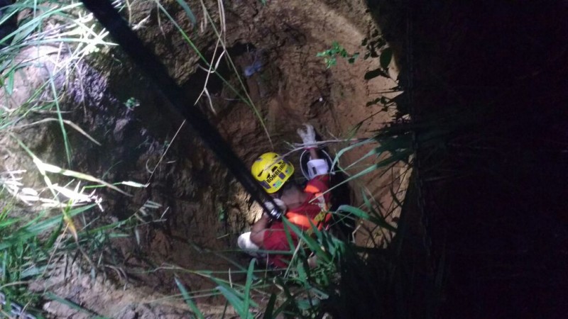 Imagem Ilustrando a Notícia: Mulher tem queda de 10 metros em cisterna e é  resgatada por Bombeiros