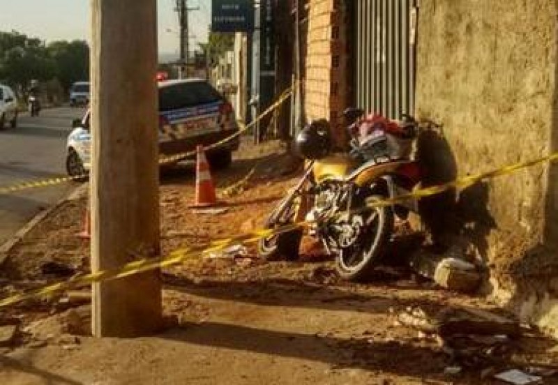 Imagem Ilustrando a Notícia: Adolescente morre após bater moto em poste de energia elétrica