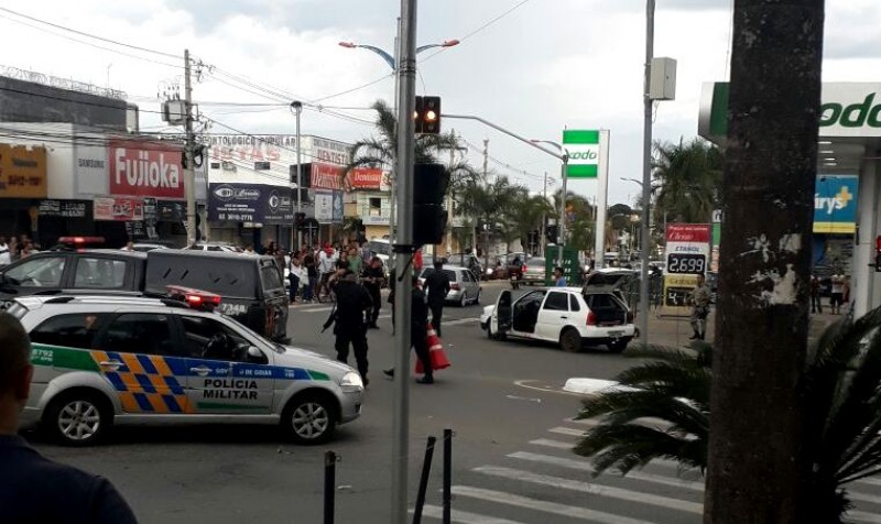 Imagem Ilustrando a Notícia: Perseguição policial em Senador Canedo deixa refém e assaltante mortos