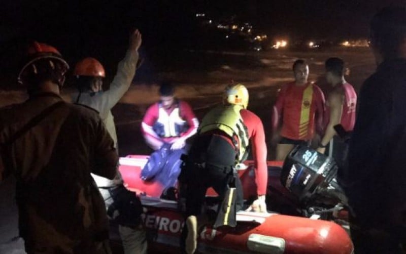 Imagem Ilustrando a Notícia: Bombeiros resgatam corpo de piloto de helicóptero que caiu em Niterói