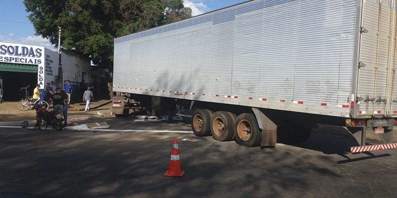 Imagem Ilustrando a Notícia: Passageiro de moto morre após colisão com caminhão, em Goiânia