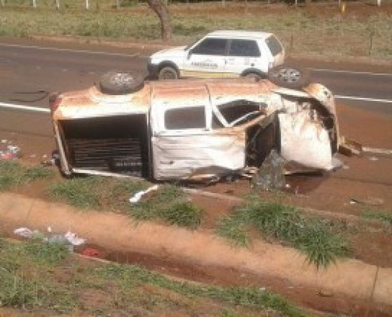 Imagem Ilustrando a Notícia: Motorista capota veículo e morre na BR-060