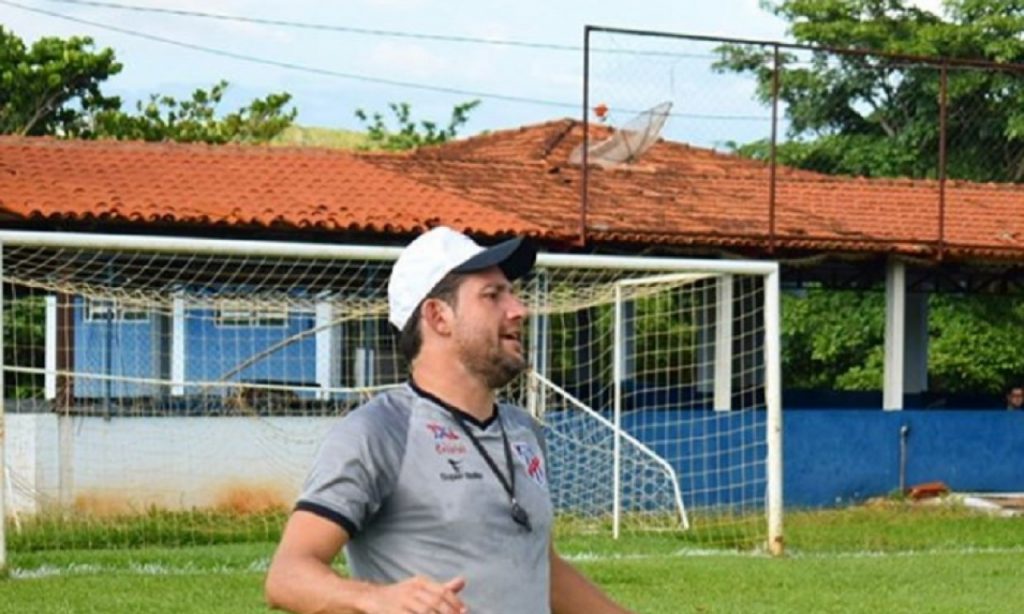 Imagem Ilustrando a Notícia: Após primeira derrota, Jaraguá demite Lucas Oliveira e está próximo de Ariel Mamede