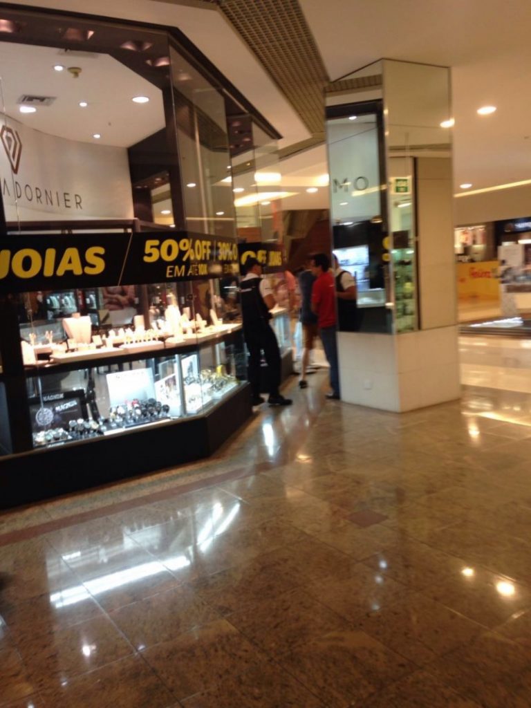 Imagem Ilustrando a Notícia: Joalheria é assaltada em Shopping da capital
