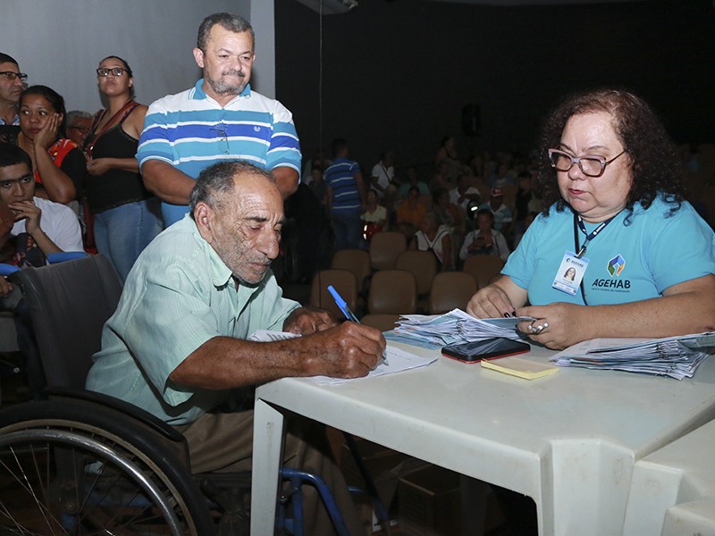 Imagem Ilustrando a Notícia: Cheque Reforma é entregue para 150 famílias em Uruaçu