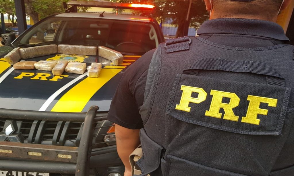 Imagem Ilustrando a Notícia: PRF prende dois homens que transportavam drogas em ônibus, em Uruaçu