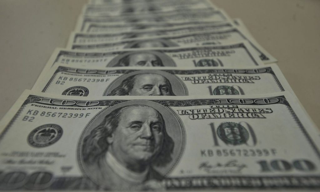 Imagem Ilustrando a Notícia: Dólar fecha abaixo de R$ 4,10 pela primeira vez em mais de um mês