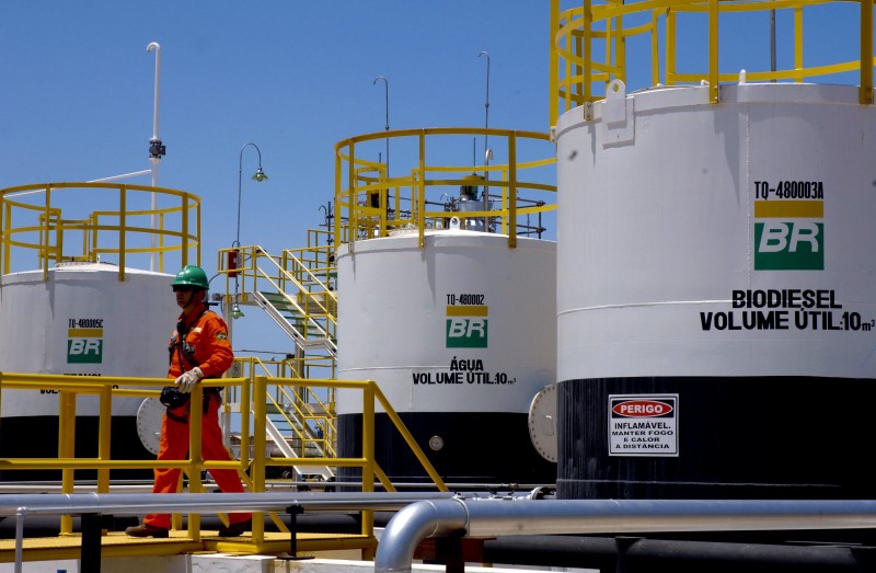 Imagem Ilustrando a Notícia: Petrobrás anuncia aumento de 3,3% na gasolina