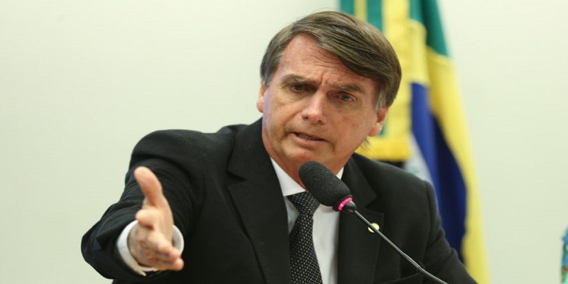 Imagem Ilustrando a Notícia: Bolsonaro reitera que decisão sobre médicos cubanos é humanitária