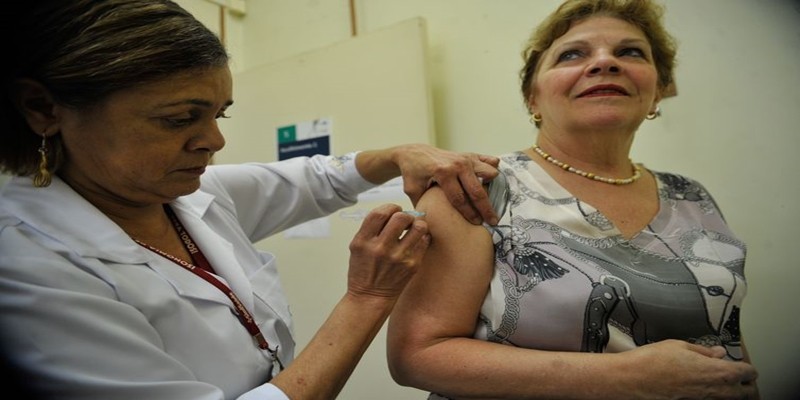 Imagem Ilustrando a Notícia: Vacina contra a gripe mobiliza todo o país