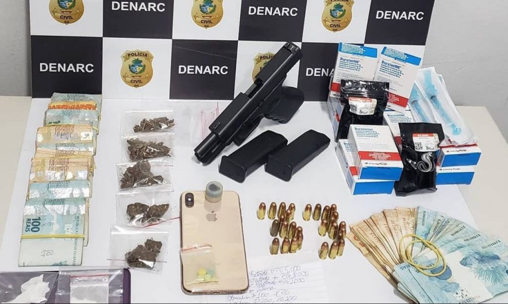 Imagem Ilustrando a Notícia: Dupla é presa com drogas, armas, anabolizantes e mais de R$ 12 mil