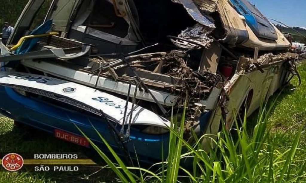 Imagem Ilustrando a Notícia: Seis vítimas do acidente entre ônibus e caminhão permanecem internadas