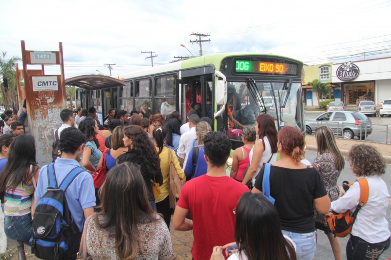Imagem Ilustrando a Notícia: Passageiros reclamam de piora na lotação e demora de ônibus nas férias
