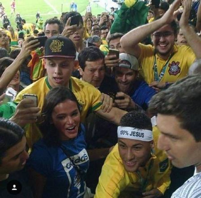 Imagem Ilustrando a Notícia: Após o ouro, Neymar comemora abraçando Bruna Marquezine