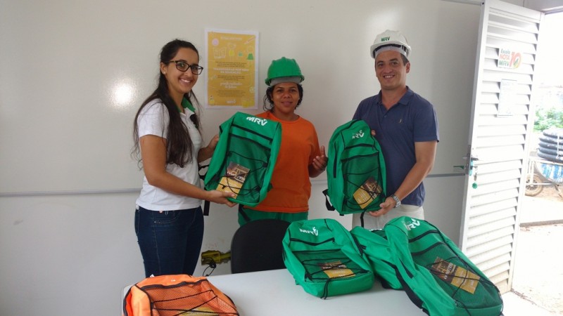 Imagem Ilustrando a Notícia: Construtora entrega kits de material escolar para filhos de funcionários