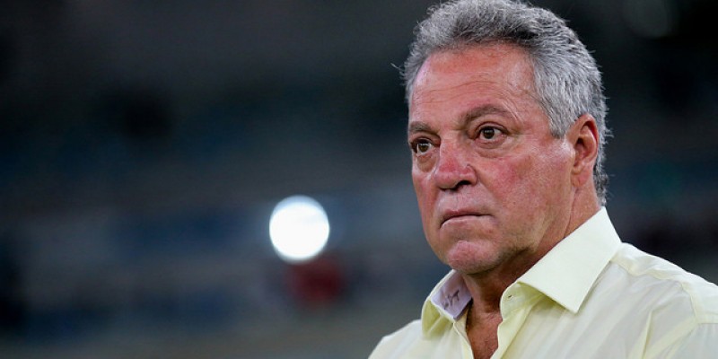 Imagem Ilustrando a Notícia: Próxima diretoria promete Abel Braga no comando do Flamengo