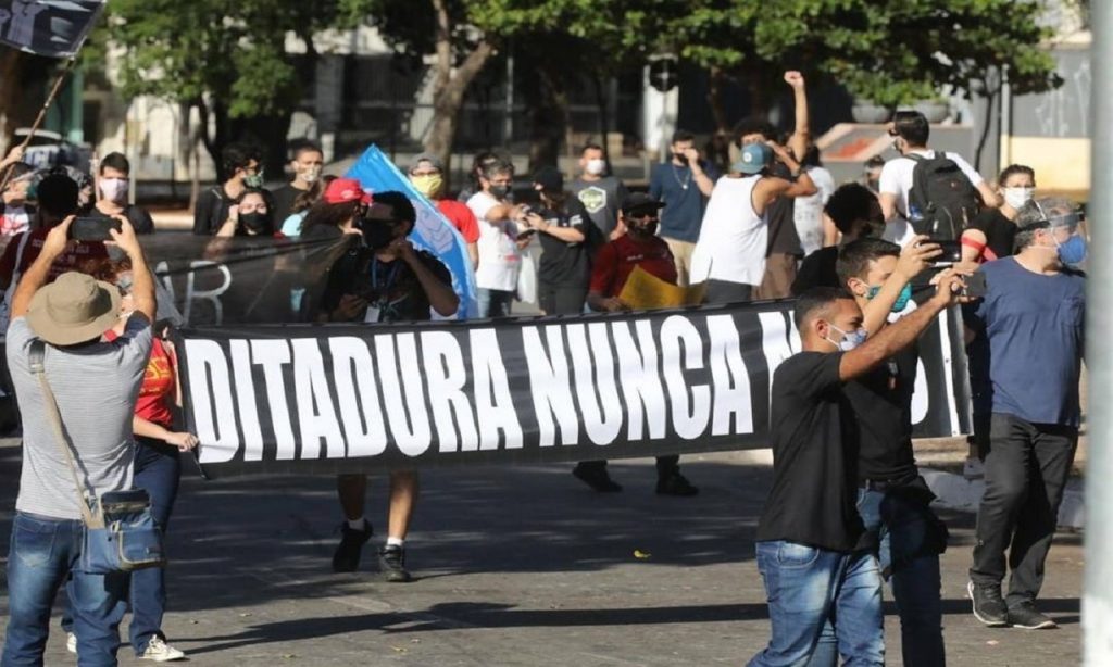 Imagem Ilustrando a Notícia: Contra Bolsonaro, manifestantes saem às ruas de Goiânia, neste domingo (7)
