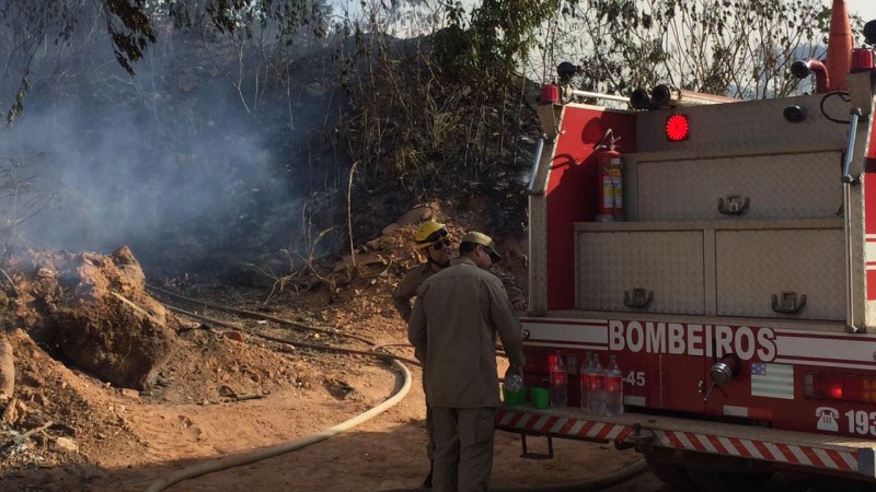 Imagem Ilustrando a Notícia: Depósito de reciclagem pega fogo em Aparecida de Goiânia