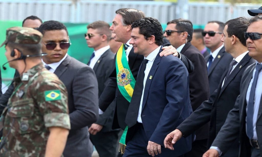 Imagem Ilustrando a Notícia: Bolsonaro posta foto abraçando Moro e cita Vaza Jato, no Twitter