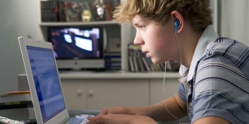 Imagem Ilustrando a Notícia: Bem-estar de jovens é afetado por tempo gasto em computadores