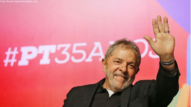 Imagem Ilustrando a Notícia: Lula venceria 1º turno em todos os cenários apontados por pequisa CNT/MDA