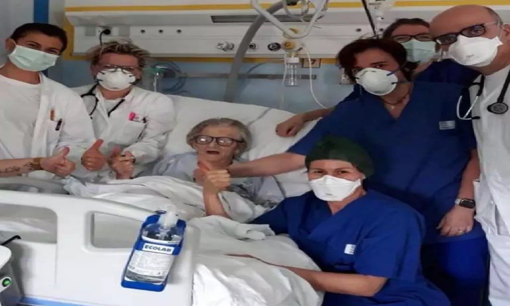 Imagem Ilustrando a Notícia: Em foto, idosa de 95 anos comemora a cura da Covid-19