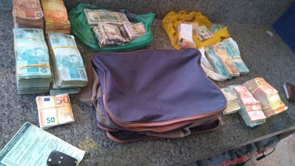 Imagem Ilustrando a Notícia: Vendedor de carros é preso com cerca de 500 mil reais em moedas nacionais e estrangeiras