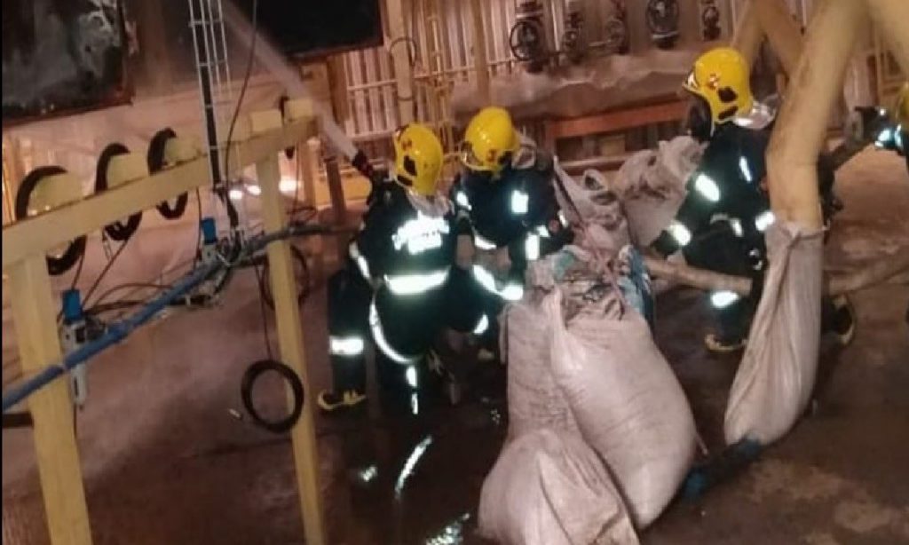 Imagem Ilustrando a Notícia: Corpo de Bombeiros combate incêndio em fábrica de ração de Rio Verde