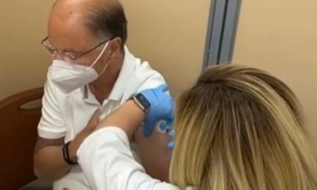 Imagem Ilustrando a Notícia: Edir Macedo é vacinado contra a Covid-19 em Miami