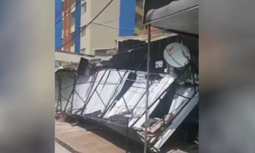 Imagem Ilustrando a Notícia: Marquise de ferro e alumínio cai e atinge lojas e casa em Caldas Novas