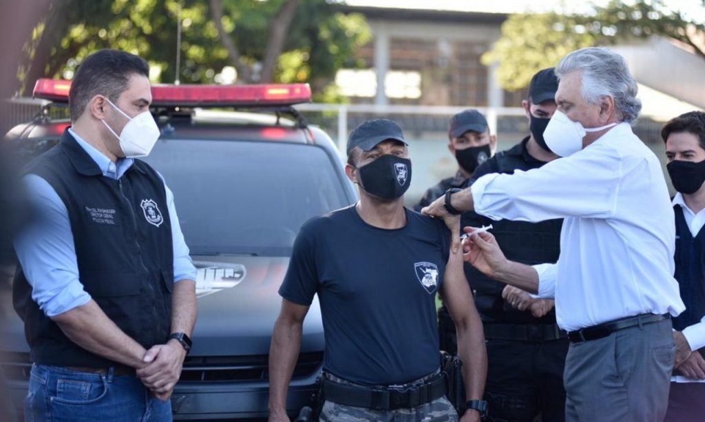 Imagem Ilustrando a Notícia: Presidente do TJ-GO derruba liminar e mantém vacinação de policiais