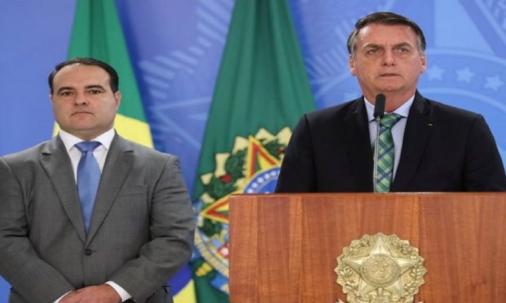 Imagem Ilustrando a Notícia: Sob pressão, Bolsonaro adia escolha do novo ministro da Justiça