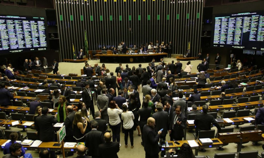 Imagem Ilustrando a Notícia: Congresso derruba 18 vetos de Bolsonaro à Lei de Abuso de Autoridade