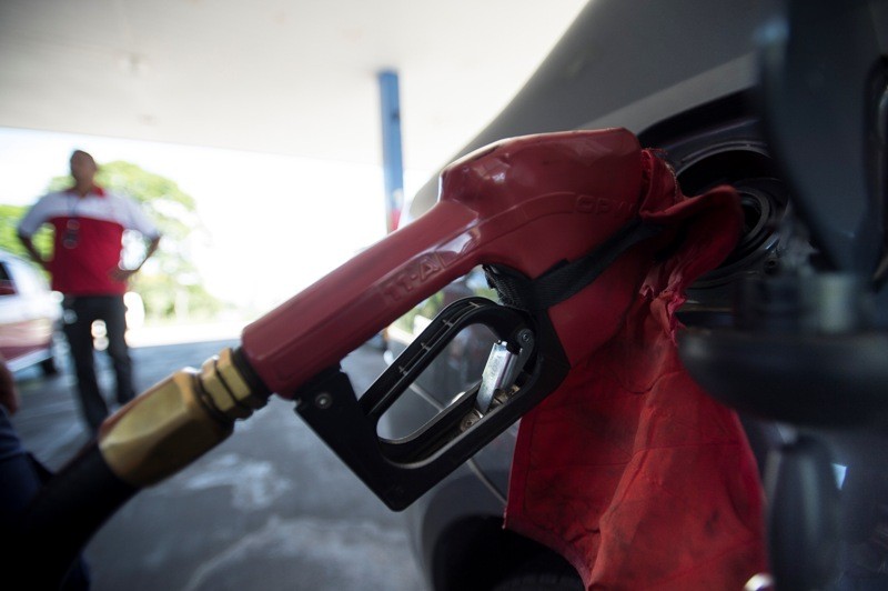 Imagem Ilustrando a Notícia: Petrobras reduz preço da gasolina em 3,2% para segurar mercado