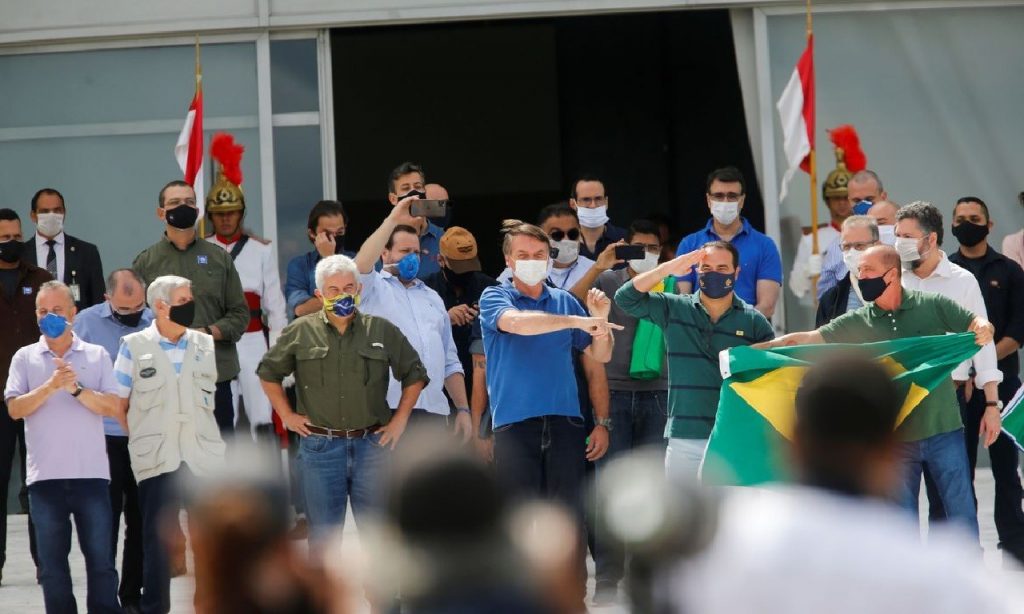 Imagem Ilustrando a Notícia: Em novo pronunciamento, Bolsonaro elogia imprensa e ironiza Covid-19 “gripezinha”