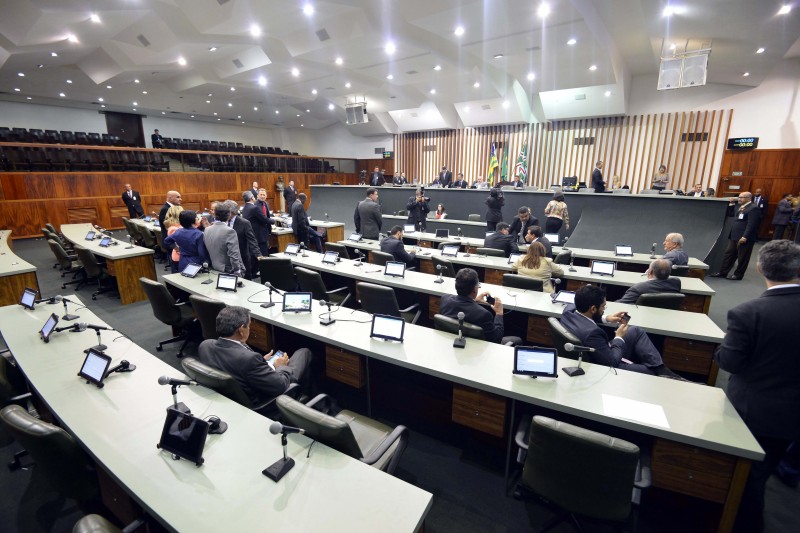 Imagem Ilustrando a Notícia: Deputados aprovam ajuste fiscal e orçamento de 2017
