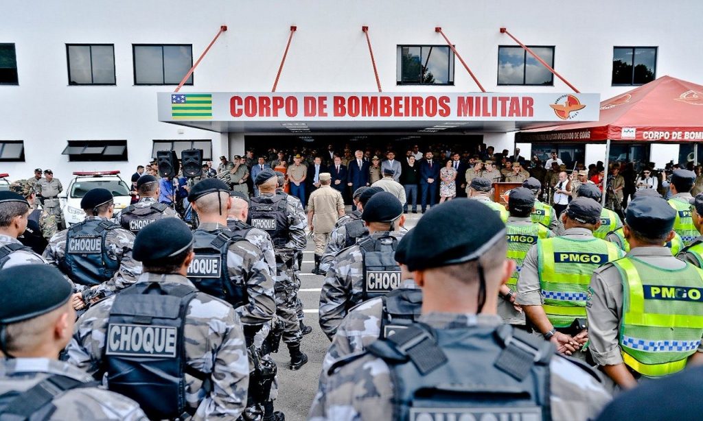 Imagem Ilustrando a Notícia: Caiado anuncia pagar promoções a mais de 3 mil policiais e bombeiros militares