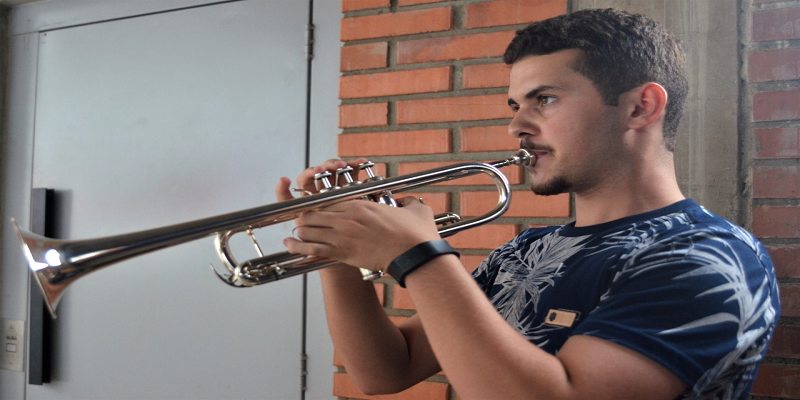 Imagem Ilustrando a Notícia: Trompetista da Orquestra Sinfônica Jovem vai estudar na Suíça